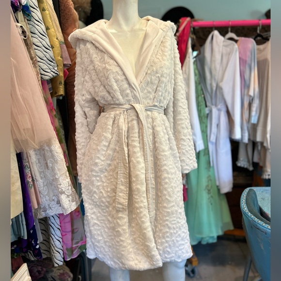 SOFT Blanket Robe - Picture 1 of 13